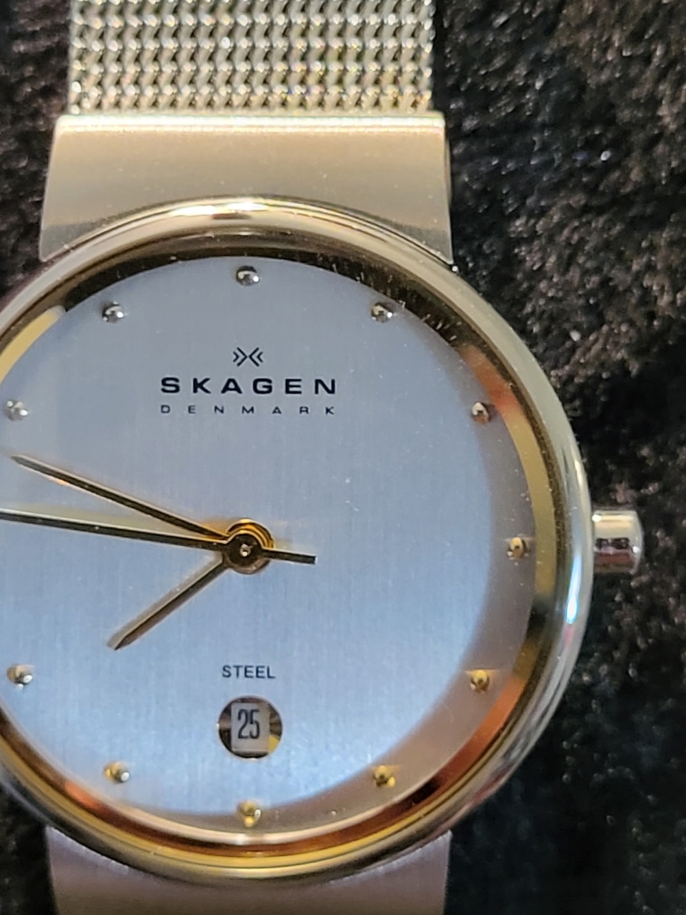 Skagen Denmark Silver Mesh Bracelet Watch - Silver Dial. New Battery